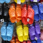 Chaussures en plastique colorées en vente sur un marché