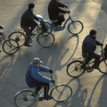 Cyclistes circulant sur une route en ville
