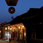 Rue traditionnelle asiatique éclairée par des lanternes la nuit