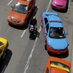 Circulation Routière avec Taxis Colorés et Motocycliste