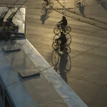 Cyclistes dans une intersection urbaine au coucher du soleil