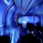 Trajet en métro futuriste la nuit