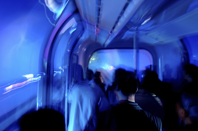 AKG1964145.webp Trajet en métro futuriste la nuit – Image 1
