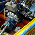Moteur de bateau coloré en cours de réparation