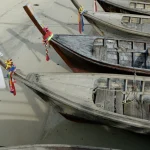 Bateaux de pêche décorés sur plage de sable