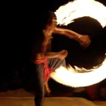 Danse de feu spectaculaire de nuit