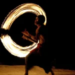 Danseur de Feu en Mouvement