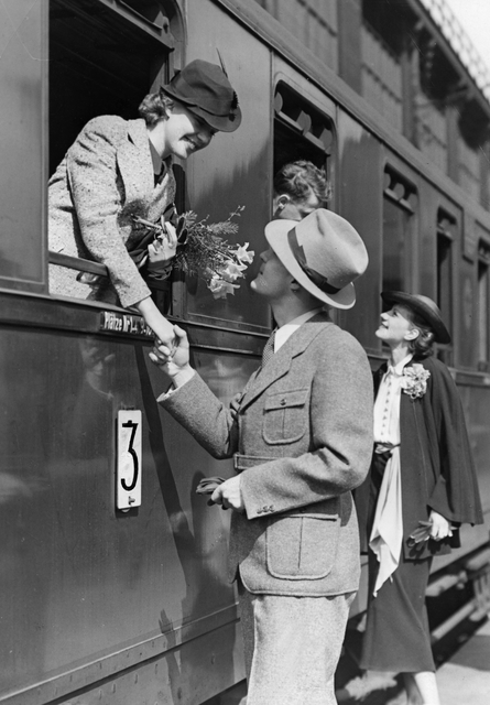 AKG2000055.webp Adieux sur le Quai d'une Gare – Image 1