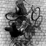 Deux personnes parlant à vélo sur une route pavée vue d'en haut