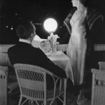 Soirée élégante sur une terrasse illuminée