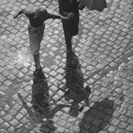 Danse sous la pluie avec parapluie sur pavés