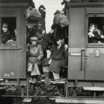 Voyageurs dans un train bondé