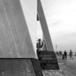 Structure moderne en bord de mer avec passants