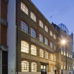 Ancienne usine de chapeaux éclairée la nuit