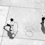 Enfants jouant avec des cerceaux dans la rue