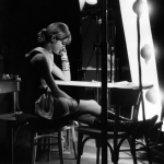 Femme pensant dans un studio de photographie