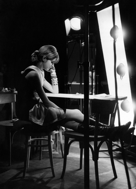 AKG2023533.webp Femme pensant dans un studio de photographie – Image 1