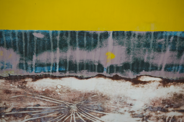 AKG2028167.webp Peinture murale abstraite avec fond jaune – Image 1