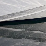 Réflexion d'une voile de bateau sur l'eau