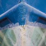 Proue de bateau avec peinture écaillée