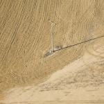 Poteau électrique dans un champ désert
