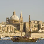 Vue panoramique de La Valette avec un bateau en mer