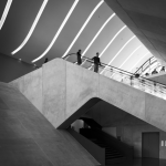 Escalier moderne dans un bâtiment avec plafond incurvé