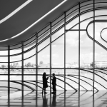 Silhouettes de Professionnels dans un Hall Moderne