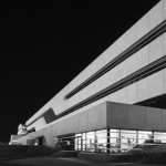 Bâtiment moderne en noir et blanc