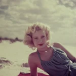 Femme allongée sur une plage