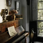 Piano Antique dans un Salon Éclairé par la Lumière Naturelle