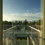 Vue d'une terrasse moderne et montagneuse au coucher du soleil