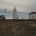 Phare au crépuscule avec maisons de gardien de phare