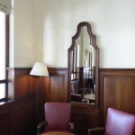 Salle d'attente élégante avec fauteuils rouges et miroir