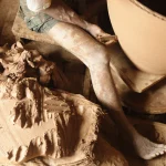 Artisan travaillant l'argile