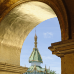 Vue de Pagode dorée à travers une arche dorée, Myanmar