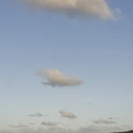 Mer et Îles sous Ciel Nuageux au Coucher du Soleil