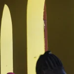 Intérieur coloré avec deux personnes de dos et voûtes jaunes