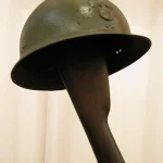 Casque militaire sur une crosse de fusil