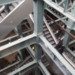 Système complexe d'escaliers mécaniques dans un bâtiment industriel