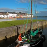 Bateau amarré dans le port avec maisons en arrière-plan