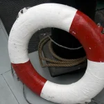 Bouée de sauvetage sur un bateau