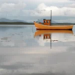 Bateau Jaune Sur Un Lac Calme