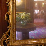 Reflet dans un miroir doré d'une salle à manger élégante