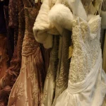 Robes de soirée et fourrure sur cintres