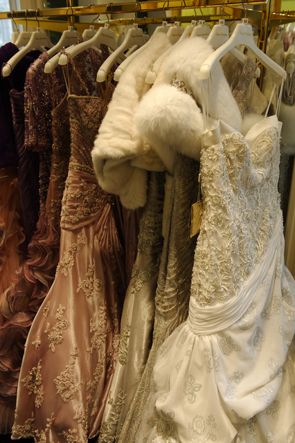 AKG2120354.webp Robes de soirée et fourrure sur cintres – Image 1