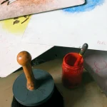 Matériel d'art pour pochoir avec pinceau et peinture rouge