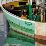 Pêcheurs travaillant sur un bateau de pêche nommée Mayflower