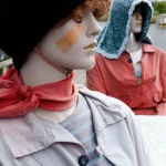 Mannequins avec Vêtements Colorés en Extérieur