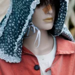 Mannequin en habits variés avec un bandage nasal